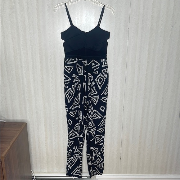 ❤️ FIRE Los Angelas Jumpsuit Black White Built in Bra Geometric Jumpsuit Size M - Picture 5 of 8